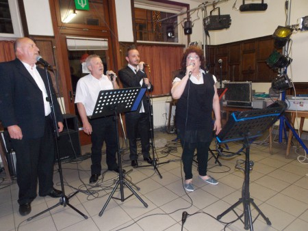 Marie accompagnée des choristes Jean Pierre, Camille et Christophe